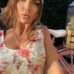 body w kwiaty sensual woman. zmysłowa kobieta na łóżku