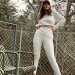 Joanna Stalińska prezentuje logowany komplet dresowy Sensual Woman na tarasie