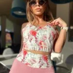 Różowy top damski w kwiaty Sensual Woman – dopasowany krój, naturalna tkanina