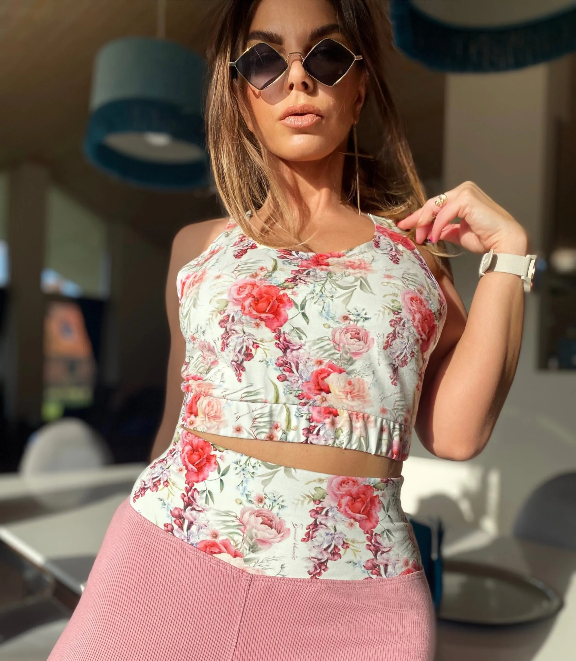 Różowy top damski w kwiaty Sensual Woman – dopasowany krój, naturalna tkanina