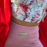 Detal tkaniny – miękki top w kwiatowy wzór w odcieniach różu. logowany