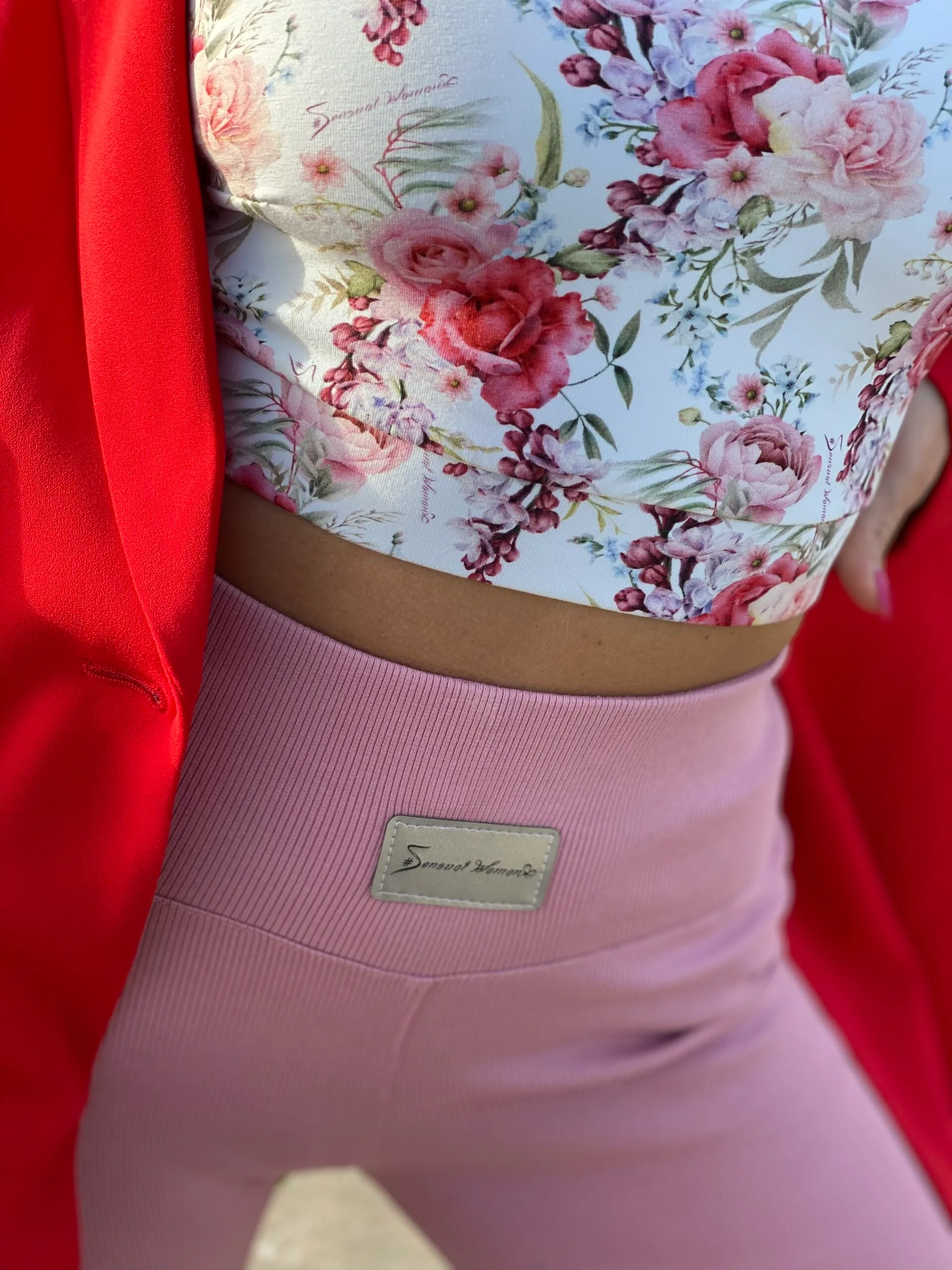 Detal tkaniny – miękki top w kwiatowy wzór w odcieniach różu. logowany