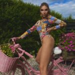 Luksusowe body damskie patchwork medusa od Sensual Woman w stylizacji z różowym rowerem i kwiatami