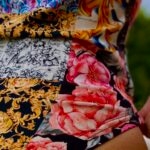 Detal wysokiej jakości nadruku logo na body Sensual Woman przedstawiający barokowe wzory i różowe kwiaty