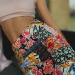 Letnia minispódniczka patchwork medusa Sensual Woman połączona w stylizacji z różowym crop topem