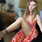 Sukienka kobiecości – czerwony tropik z rozcięciem