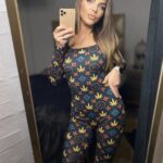 Letni kombinezon damski z motywem liści, stylizacja w stylu hygge, naturalna kobieca moda. Selfie w lustrze.