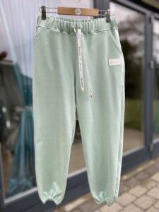 Miętowe joggery damskie ze ściągaczami przy kostkach z miękkiej bawełny premium Sensual Woman w swietle dziennym