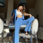 blekitne-spodnie-wide-leg-bialy-crop-top.