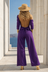 Eleganckie fioletowe spodnie z wysokim stanem i wiązaniem z tyłu . Głęboki odcień fioletu idealnie zestawienie z fioletowym topem typu bandeau . Idealny look na letnie wieczory i spotkania.