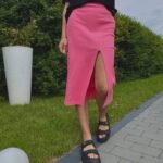 klasyczna różowa spódnica na tle natury z bawelny