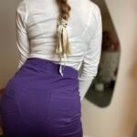 tyl fioletowej spódnicy Sensual Woman podkreślający talie