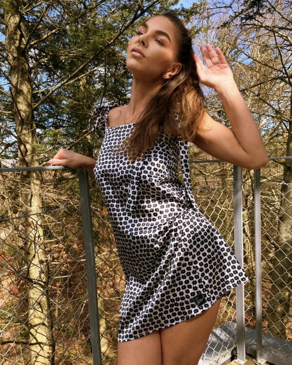 Satin Dress with Delicate Black Flowers - obrazek 7