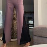 Wrzosowe spodnie damskie z szerokimi czarnymi wstawkami z koronki – Sensual Woman