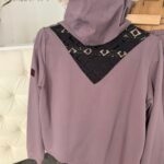 Wrzosowy komplet damski z koronką – czarna koronka na plecach bluzy