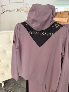 Wrzosowy komplet damski z koronką – czarna koronka na plecach bluzy