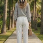 Tył szarej bluzki z delikatnymi ściągaczami przy rękawach, stylizacja z wzorzystą chustą.