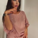 Modelka w pudrowej sukience Sensual Woman, złota biżuteria i delikatny makijaż