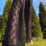 Detal koronkowych spodni Sensual Woman na tle natury