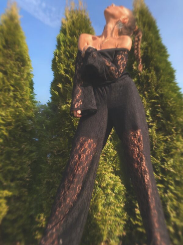 Artystyczna stylizacja Sensual Woman w czarnej koronce