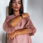 Bliski kadr na detal rękawa pudrowej sukienki Sensual Woman