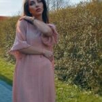 Różowa sukienka Sensual Woman na tle zieleni, idealna na wiosenny spacer