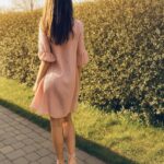 Tył sukienki Sensual Woman w odcieniu pudrowego różu podczas spaceru