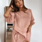 Sukienka Sensual Woman w pudrowym różu z delikatną koronką