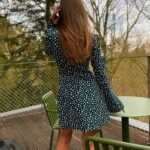 kobieta w sukience w groszki w naturze