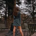 Joanna w granatowej sukience w białe groszki Sensual Woman – styl kobiecy i naturalny, zdjęcie z Hadsund, Dania