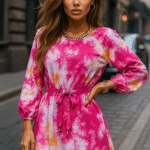 Sukienka tie-dye z wiązaniem w talii – detal