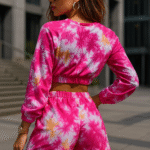 Tył kompletu tie-dye – kobieta w bluzie i szortach w miejskim otoczeniu, letni vibe.