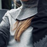 Detal materiału – bluza oversize Sensual Woman z ozdobnymi rękawami w kontrastowym kolorze