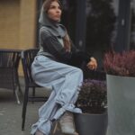 Szara bluza oversize z kontrastowymi czarnymi rękawami – detal przy dekolcie, kolekcja Sensual Woman”