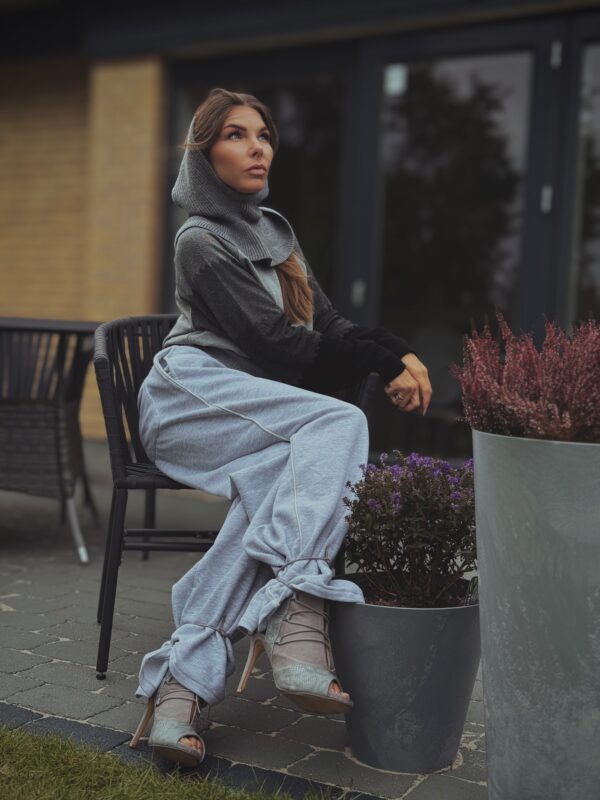 Szara bluza oversize z kontrastowymi czarnymi rękawami – detal przy dekolcie, kolekcja Sensual Woman”