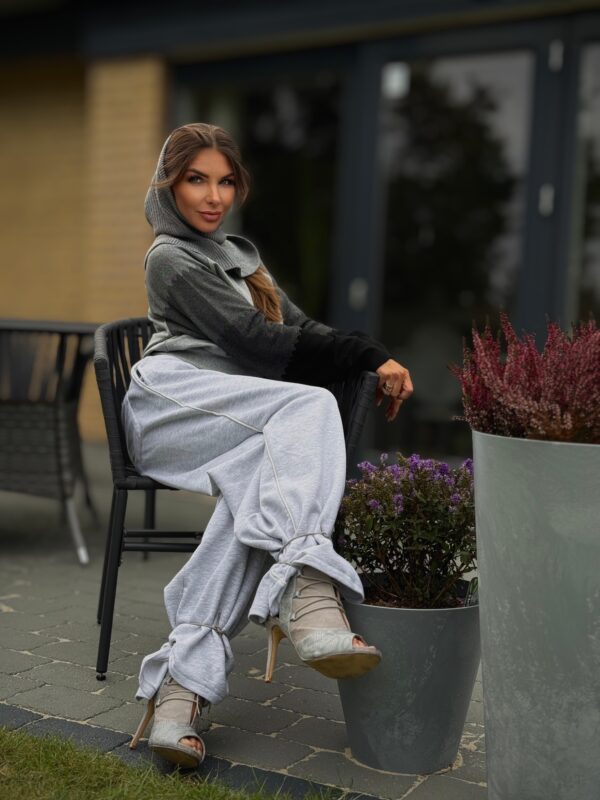 Kobieca stylizacja Sensual Woman – szara bluza oversize, designerskie rękawy, elegancja i wygoda