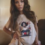 Beżowy komplet Queen of Hearts – manifest kobiecości. Koszulka oversize i szorty z kieszeniami z ekologicznej bawełny, Sensual Woman.