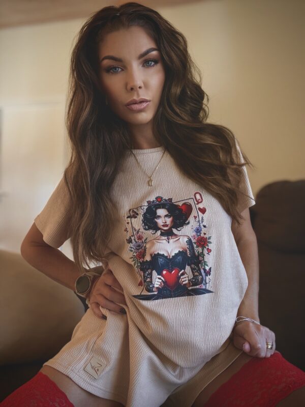 Beżowy komplet Queen of Hearts – koszulka oversize i szorty z kieszeniami z ekologicznej bawełny, Sensual Woman.