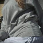 Detal szarej bluzy Sensual Woman – naturalna bawełna, logo SW