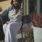 Szara bluza Sensual Woman – stylowy look w codziennym wydaniu