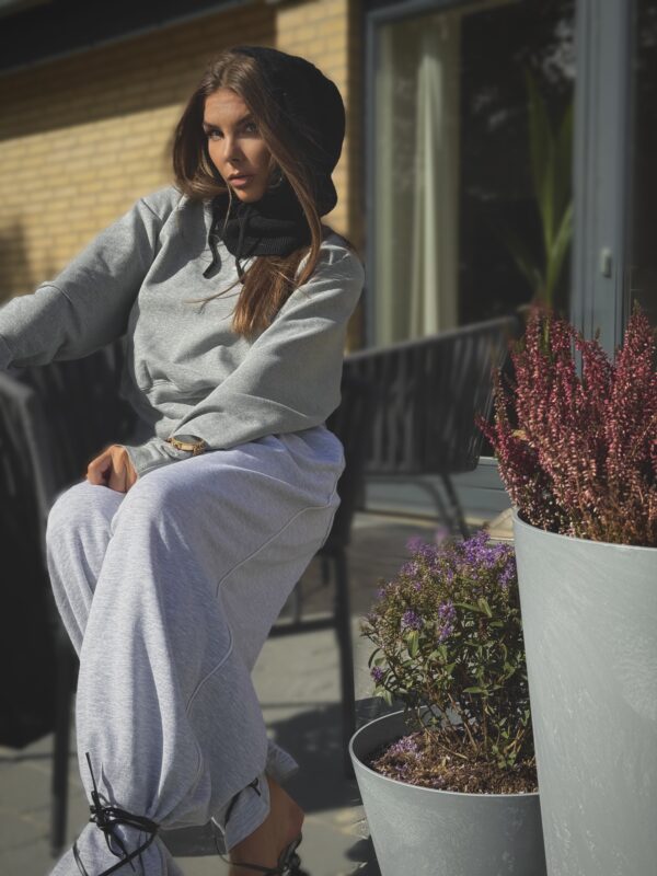 Szara bluza Sensual Woman – stylowy look w codziennym wydaniu