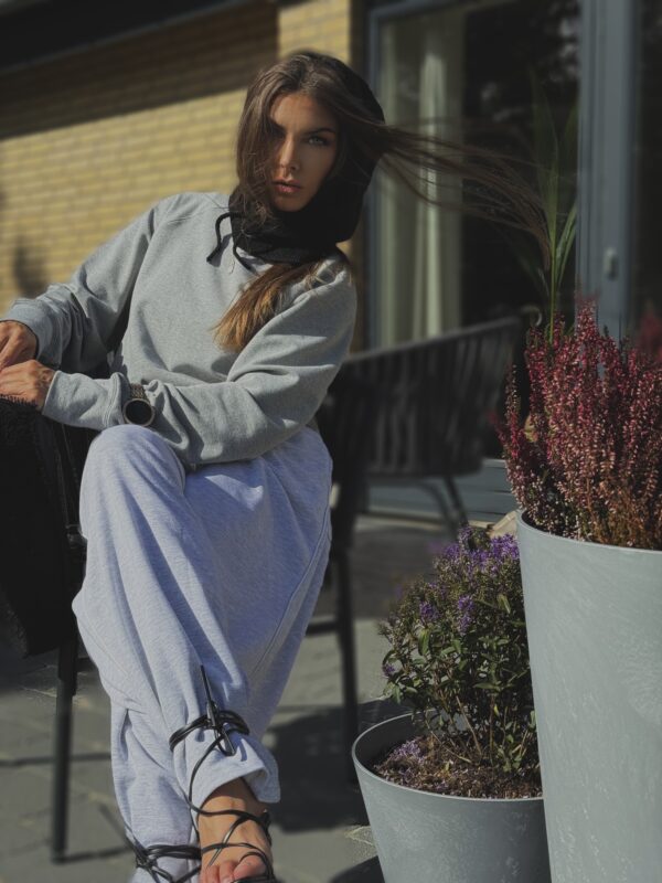 Bluza bawełniana oversize – klasyczna szarość i komfort w naturalnym wydaniu | Sensual Woman - obrazek 2