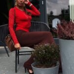 Eleganckie czerwone body z koronkowymi rękawami, kobiecy glamour look.