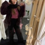 stylizacja Sensual Woman w bluzce burgundy cream selfie przed lustrem show room