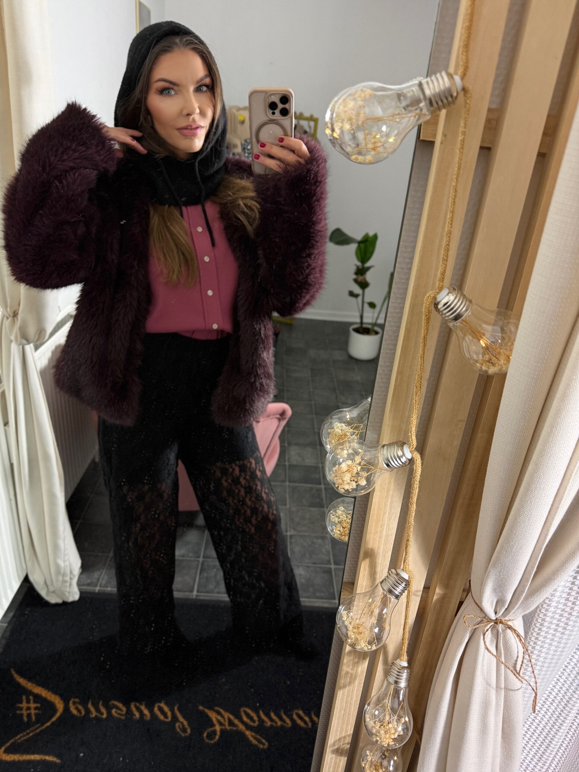 stylizacja Sensual Woman w bluzce burgundy cream selfie przed lustrem show room