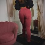 Stylizacja Sensual Woman – burgundowe legginsy z wysokim stanem i guzikami