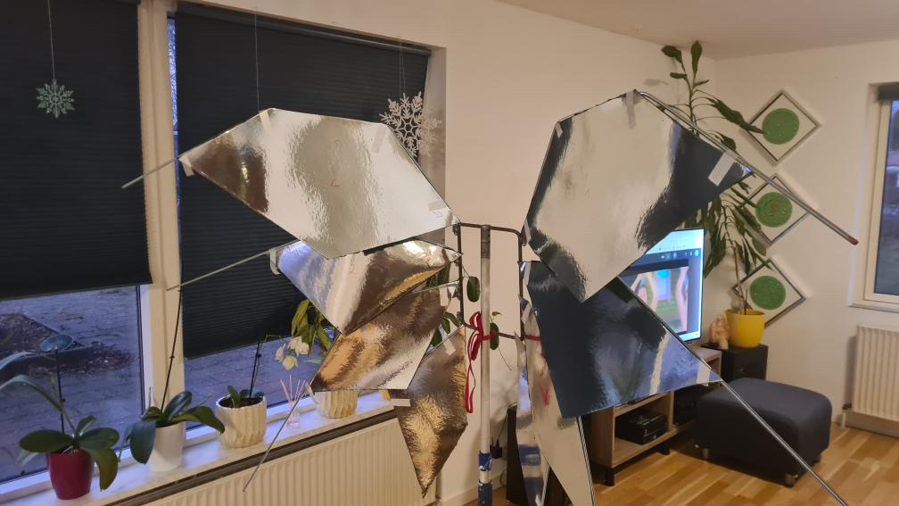 Złożone srebrne skrzydła Elki na stojaku