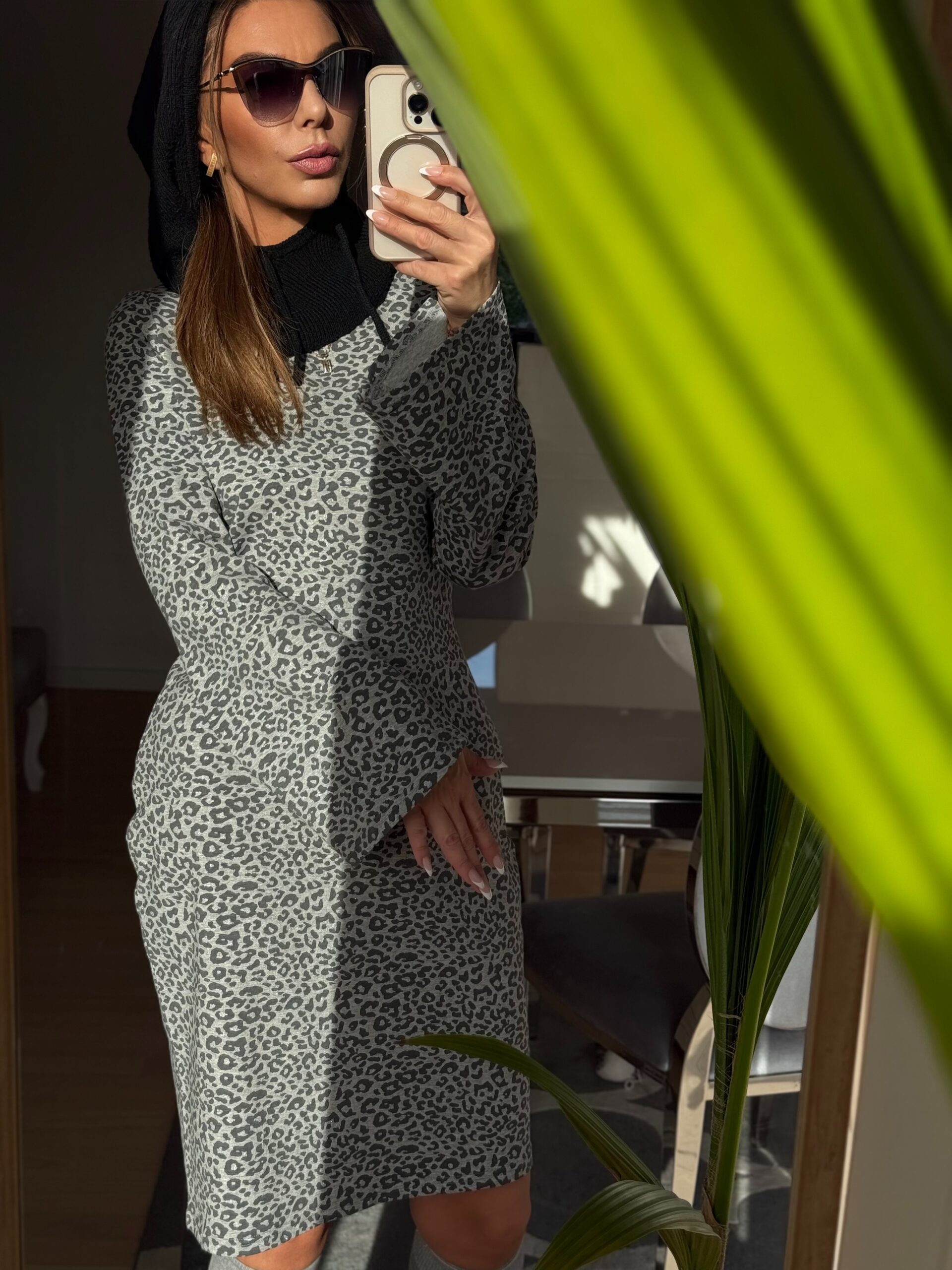 Szara sukienka w animal print Sensual Woman – w promieniach słońca, kobiecy look.