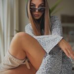 Szara sukienka w animal print Sensual Woman – detal rękawa i dynamiczna poza.