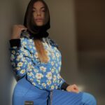 Kobieta w bluzie UME Bloom Sensual Woman – z czarnym kominem i niebieskimi spodniami, modna stylizacja Denmark